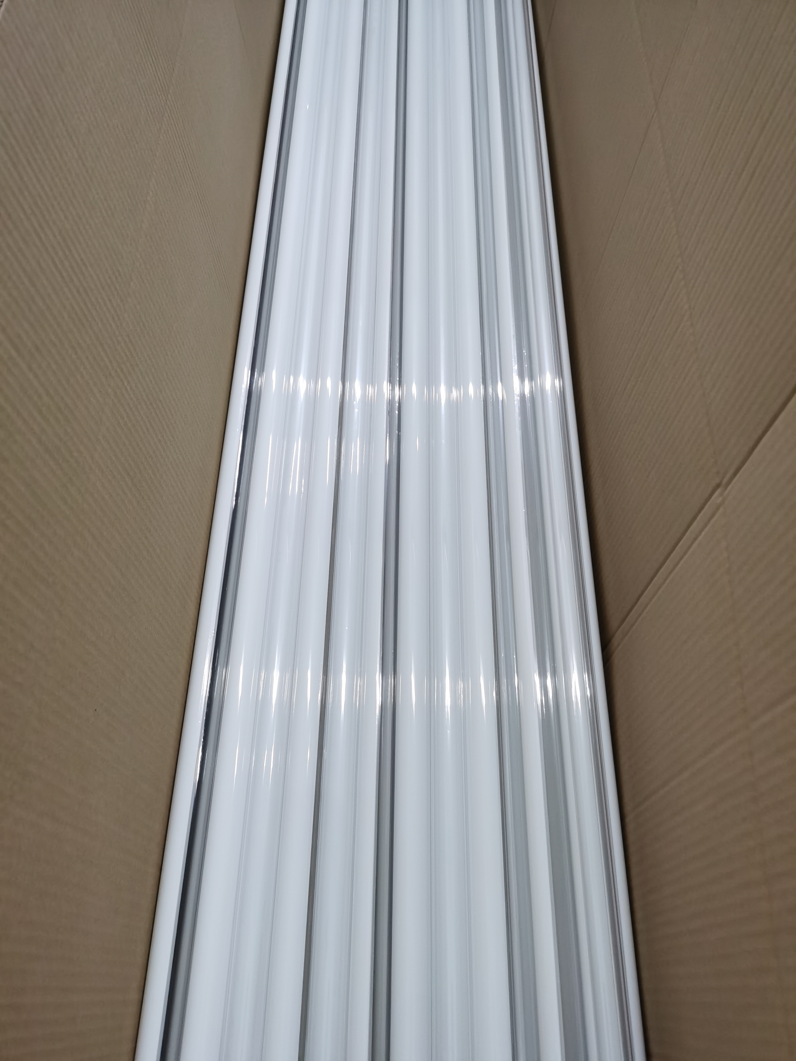 Envío: Perfiles LED de aluminio montados en superficie con iluminación en tres lados a los Emiratos Árabes Unidos, Arabia Saudita