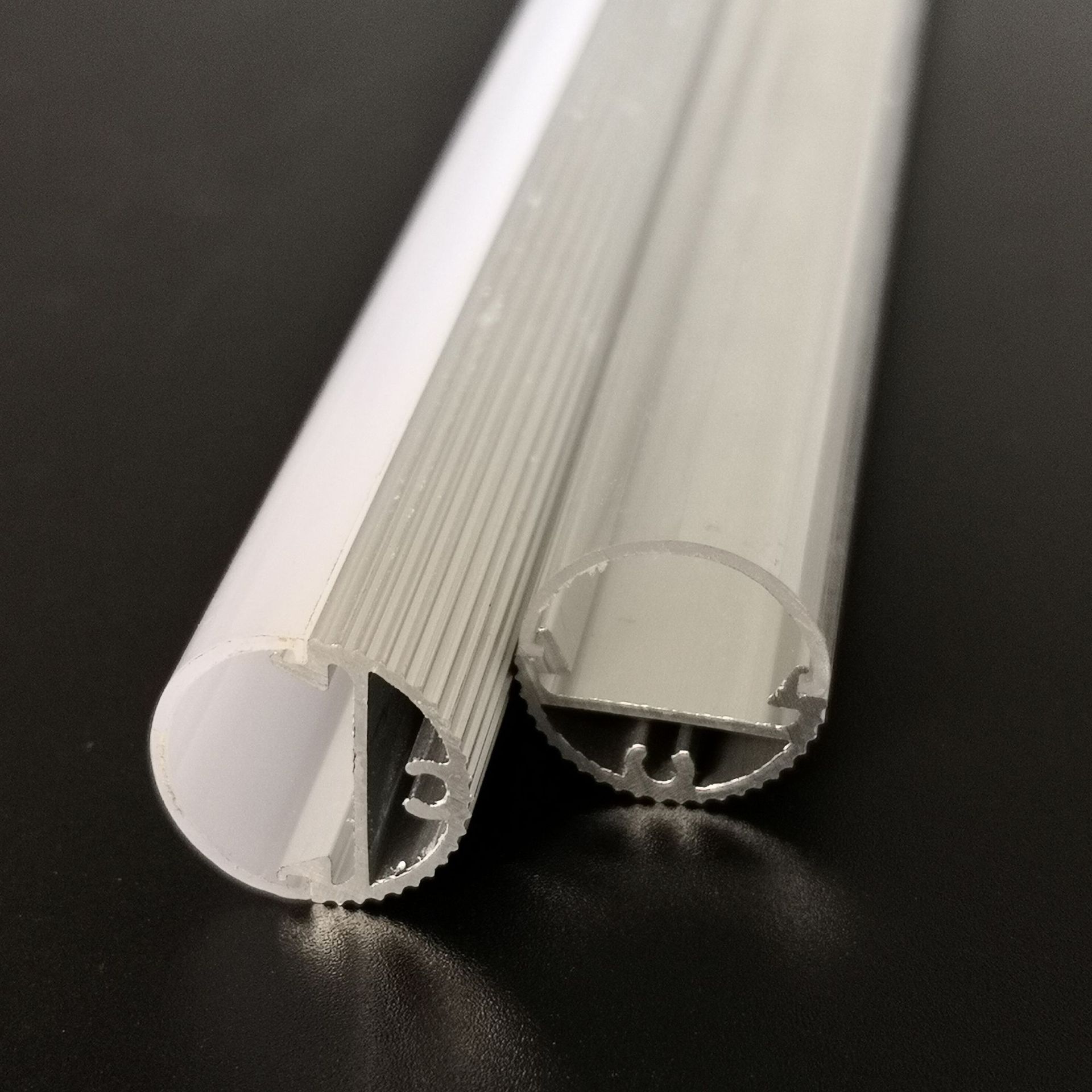 La segunda razón del agrietamiento del difusor de PC en la carcasa del tubo LED