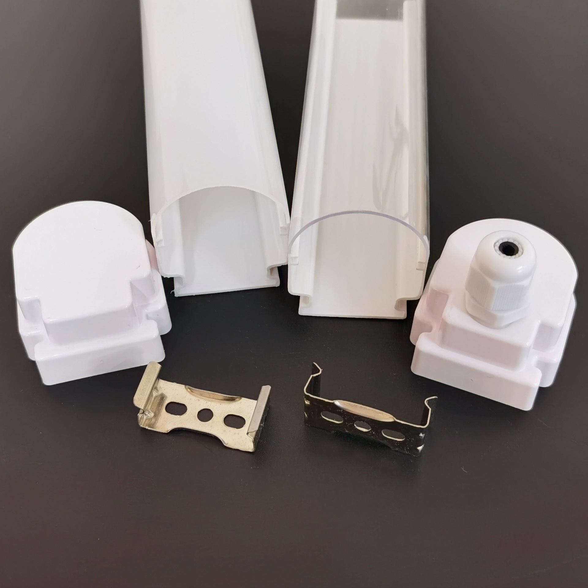 ¿Se puede seguir utilizando el tubo LED si la carcasa del tubo LED está rota?