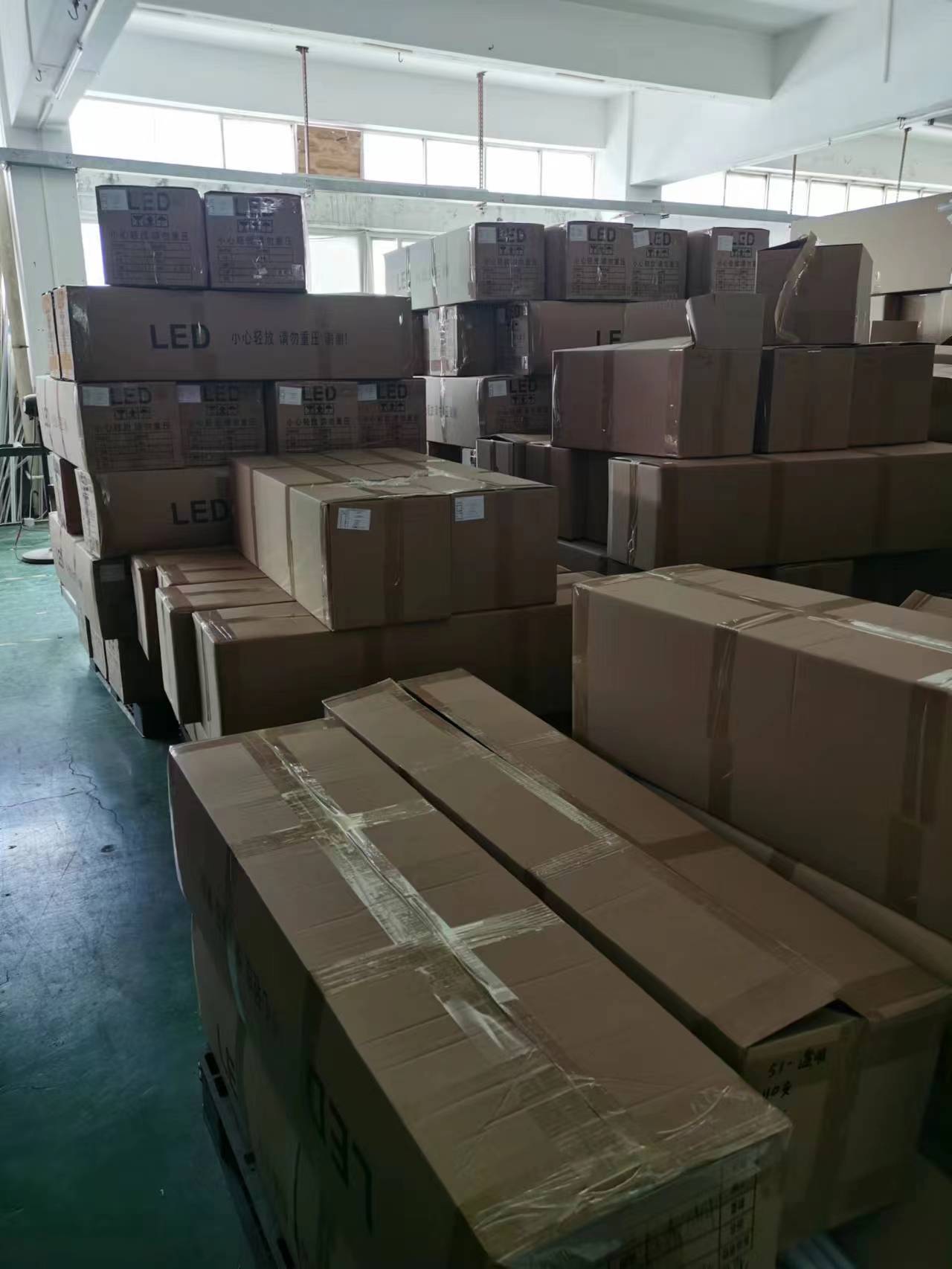 Las carcasas de luces de cultivo LED se envían periódicamente al Reino Unido