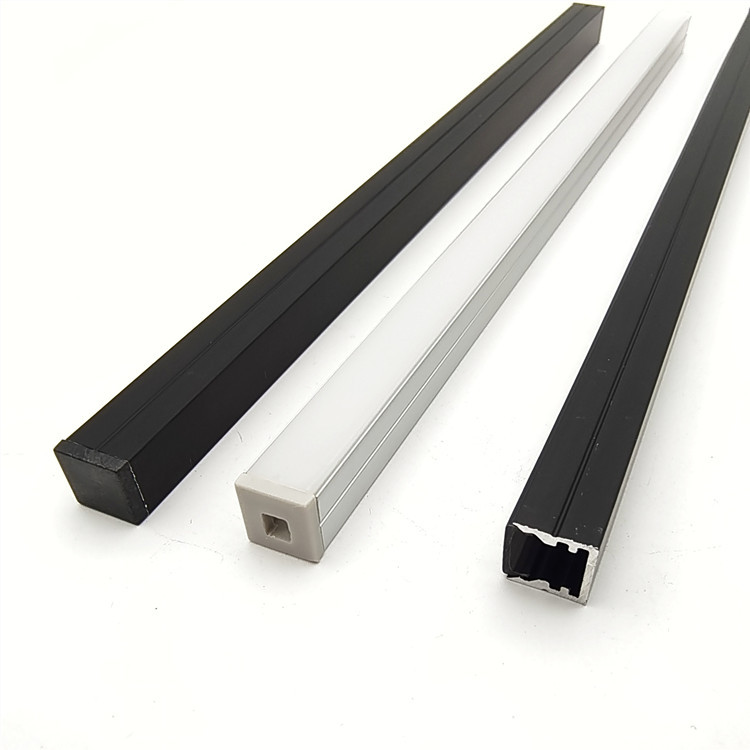 ¿Cuáles son las características de los dos aceros utilizados en el molde de extrusión de PC?